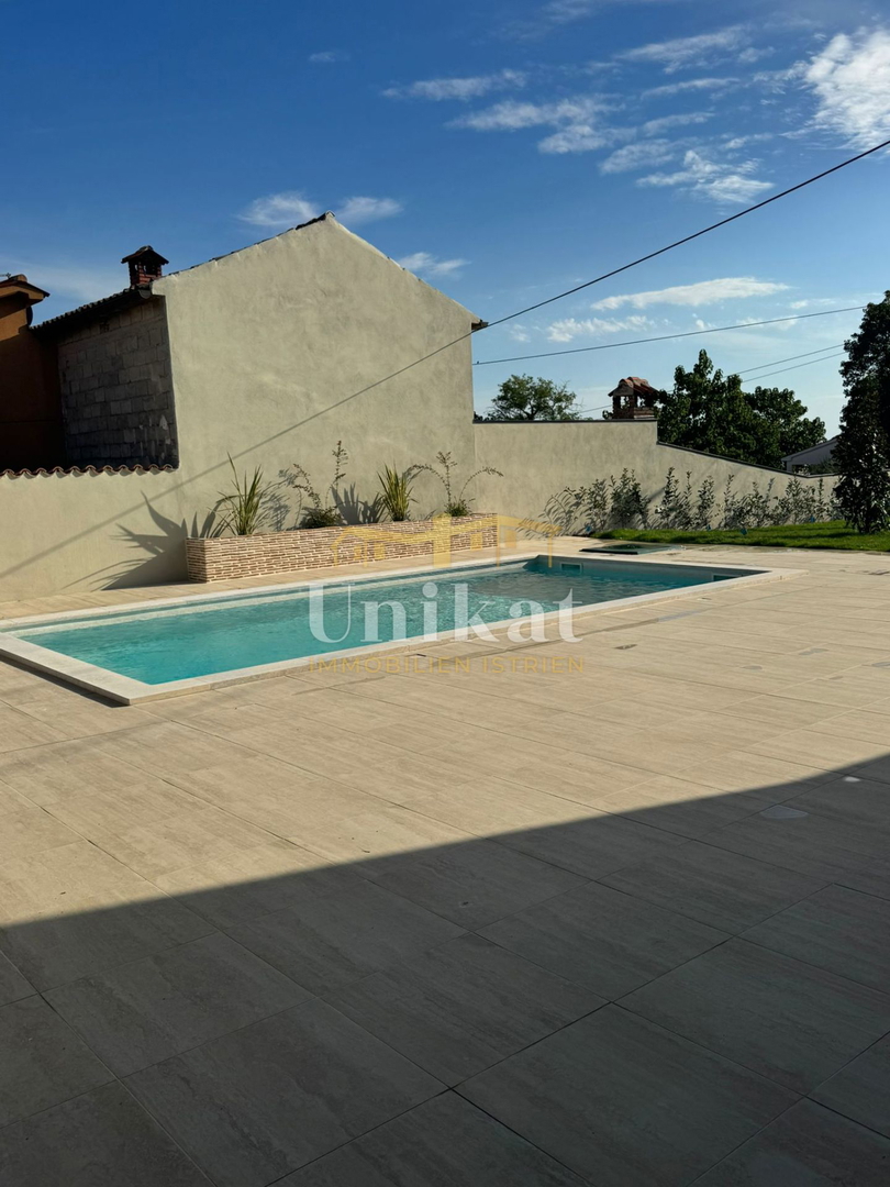 Renovirana kamnita hiša s bazenom